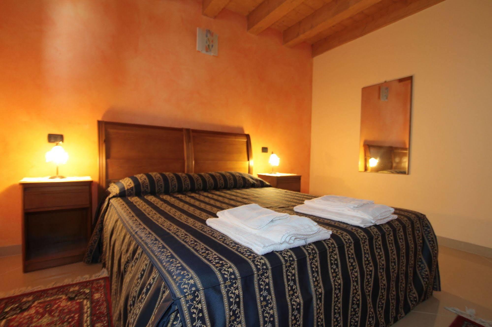 Agriturismo Tre Rondini เลนญาโก ภายนอก รูปภาพ